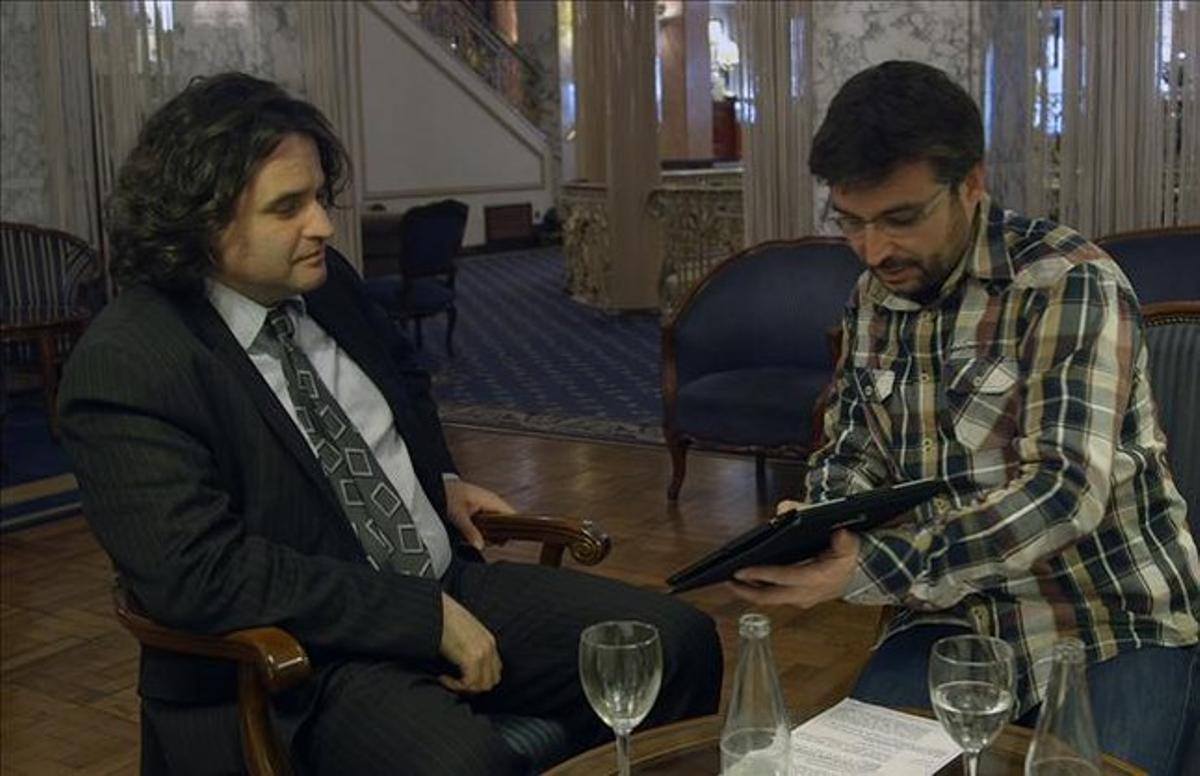 Jordi Évole, amb Pere Rusiñol, de la revista ’Alternativas Económicas’, a ’Salvados’. Jordi Évole, amb Pere Rusiñol, de la revista ’Alternativas Económicas’, a ’Salvados’.