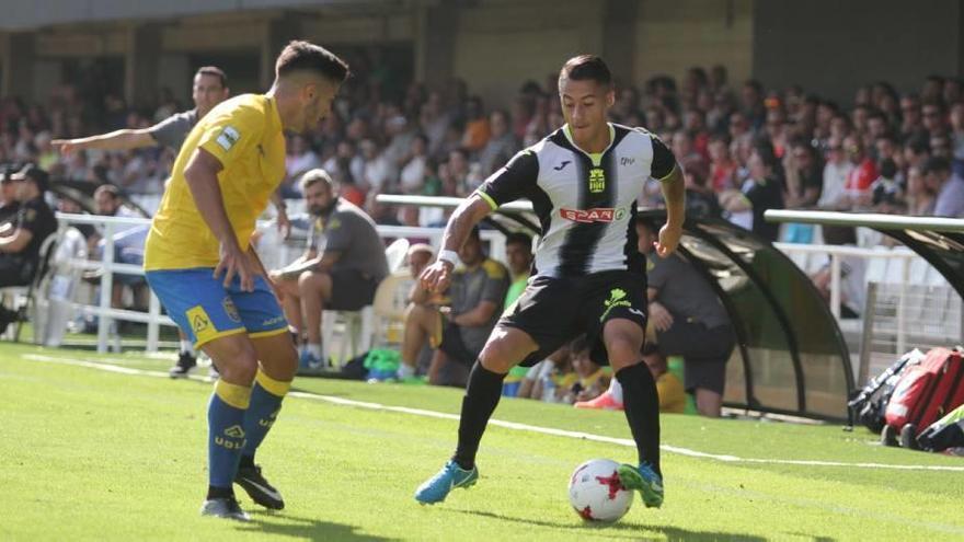 Hugo Rodríguez controla el balón en el duelo de la primera vuelta ante Las Palmas Atlético.