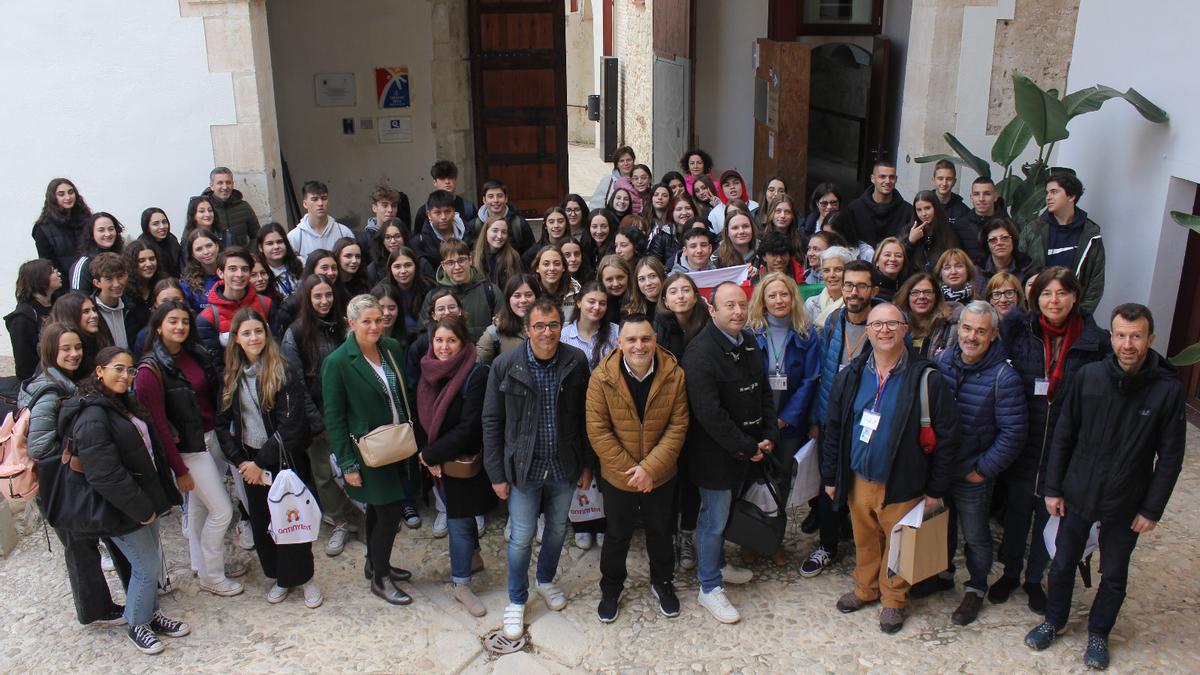Estudiantes y profesores de los proyectos Erasmus, en el Palau de la Vila de Ontinyent.