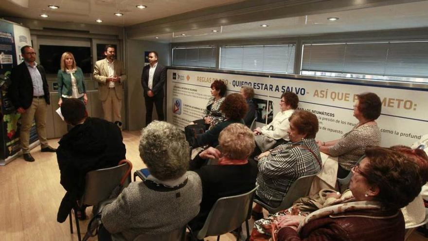 Asistentes a la presentación del aula móvil sobre seguridad ciudadana.