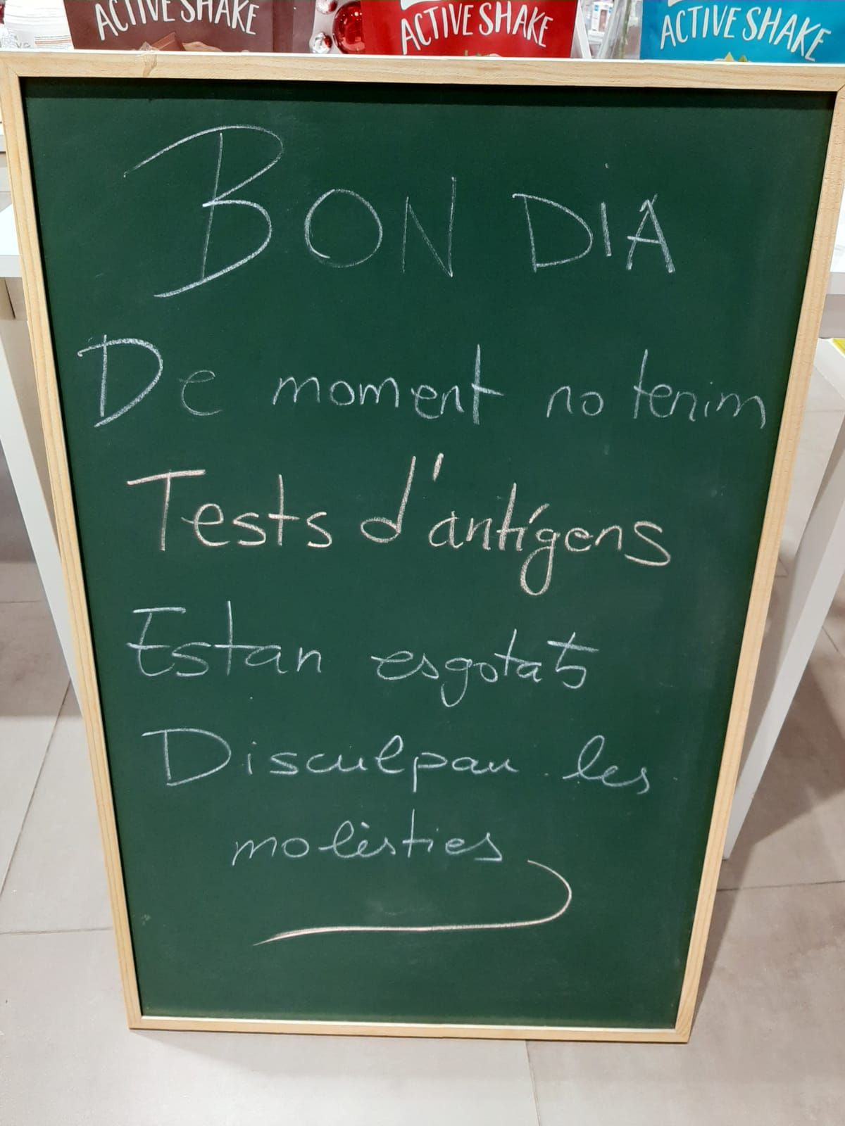 Un cartel a la puerta de una farmacia que avisa de que no disponen de autotest