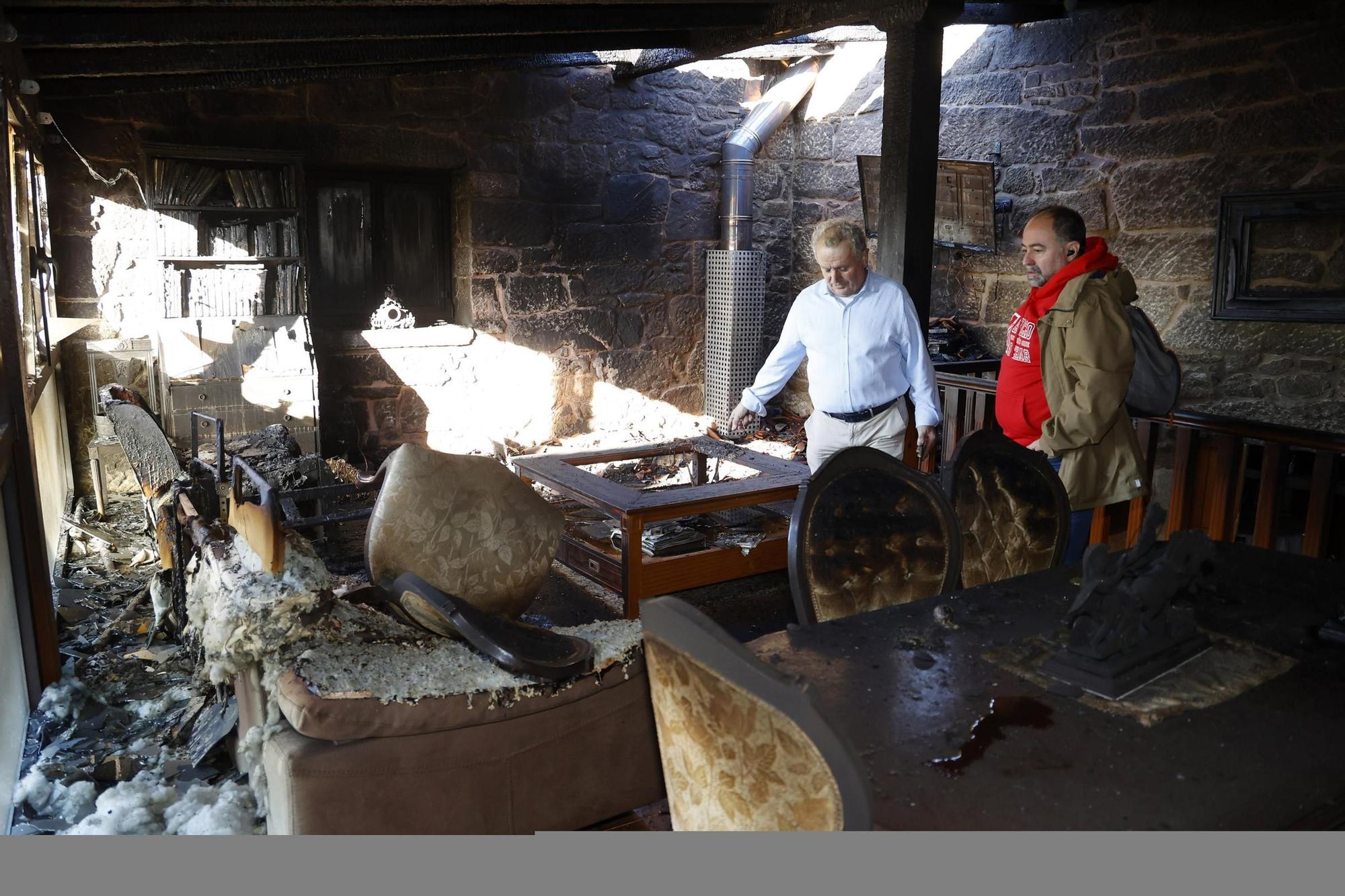 Las imágenes de la casa calcinada en Salcedo, en Pontevedra