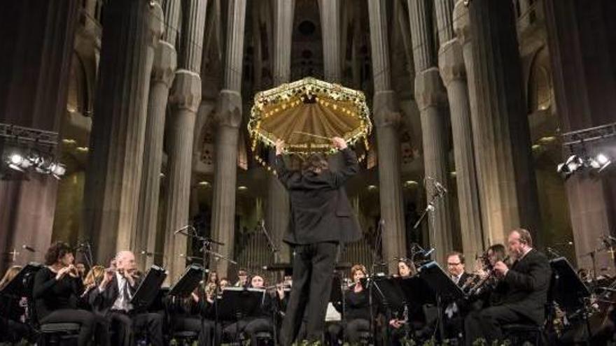 La banda de Carcaixent llena de música la Sagrada Familia