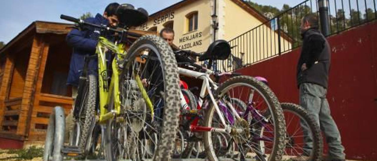 El mal tiempo y la competencia de la nieve reducen la ocupación en el turismo rural