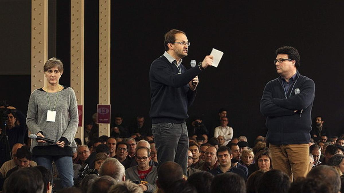 Joan Herrera, junto a Dolors Camats y Joan Josep Nuet, durante su intervención hoy en la Assemblea Oberta. EFE TONI GARRIGA