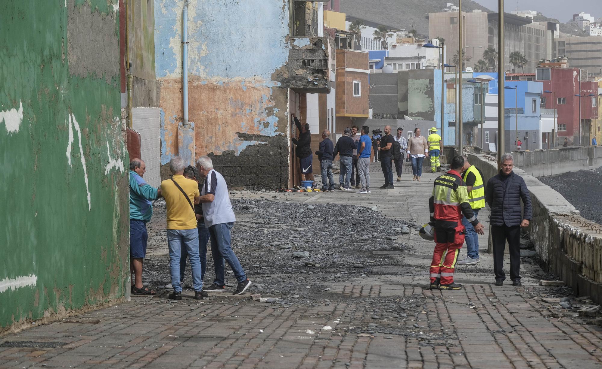 Este miércoles, vecinos, Policía Local y Bomberos de LPGC llevaron a cabo labores de acondicionamiento y prevención tras las inundaciones por el fuerte oleaje en el barrio de San Cristóbal, en la capital grancanaria.