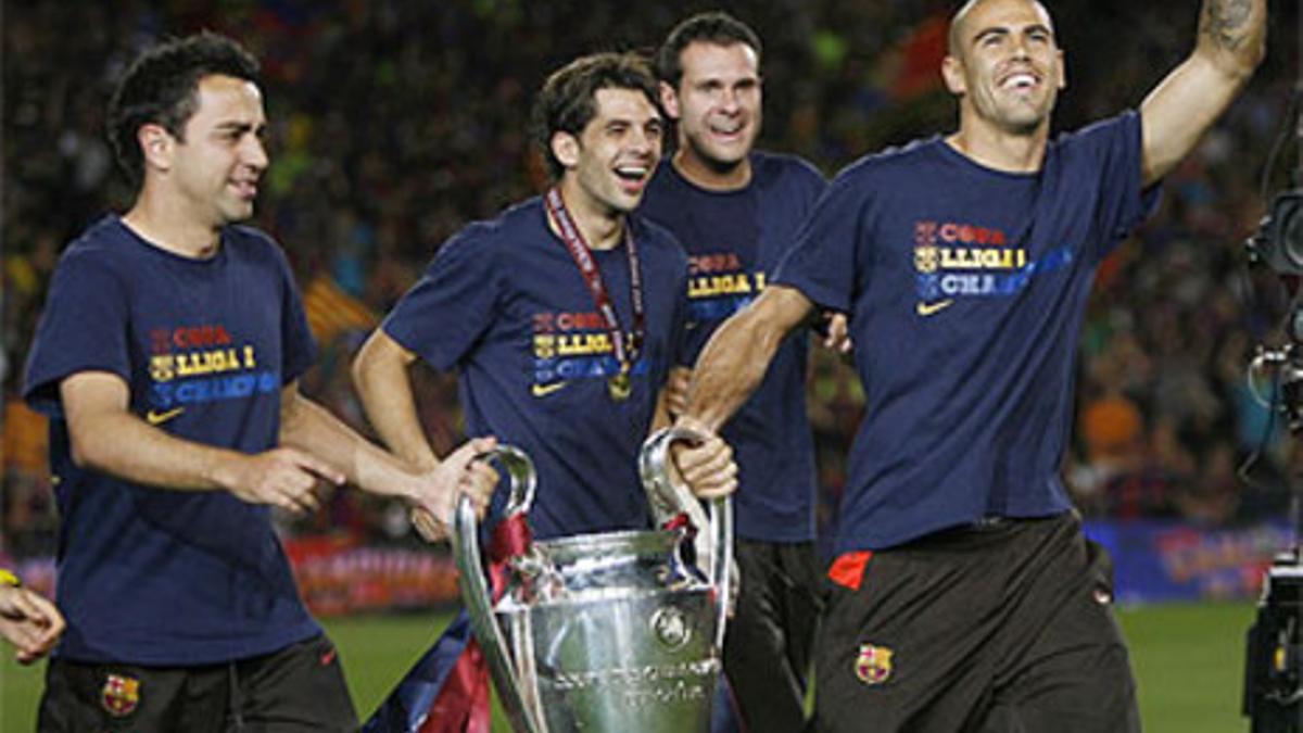 Xavi Hernández, Víctor Sánchez, Albert Jorquera and Víctor Valdés, en el Camp Nou con la Copa de Europa.