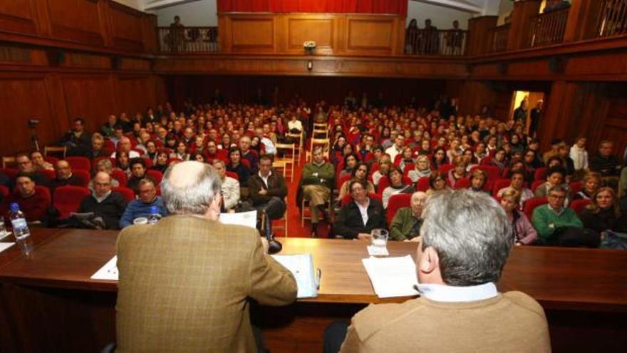 Cientos de boticarios de la provincia asistieron ayer a una multitudinaria asamblea en el Colegio de Farmacéuticos.