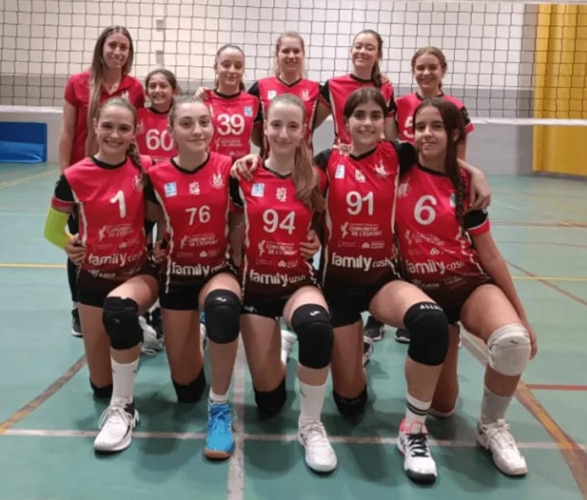 Las chicas del equipo infantil del Xàtiva Voleibol que jugarán la Copa de España.