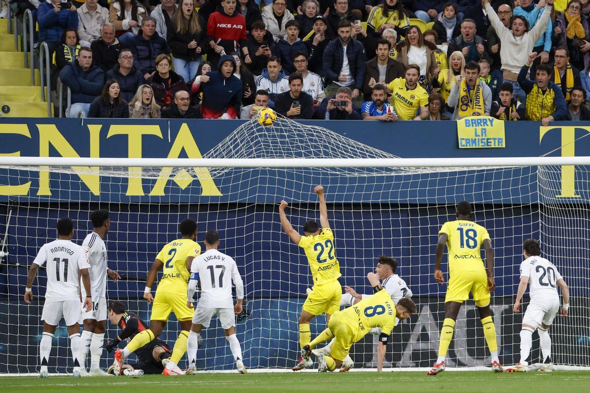 Juan Foyth (3d) marca gol ante el Real Madrid.