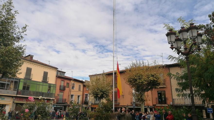 Toro recuerda a los caídos en la Batalla de 1476 con el izado de la bandera de España