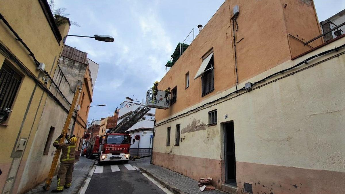 Intervención de los Bombers en un piso de Mataró tras el colapso de parte del techo.