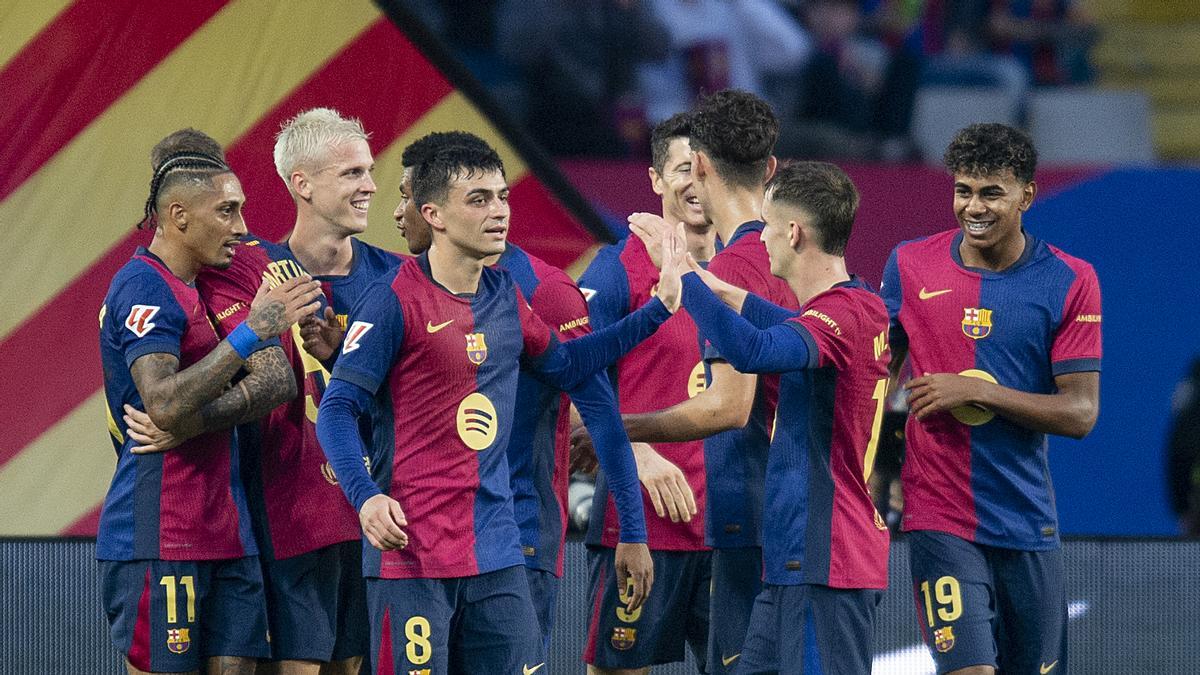 Dani Olmo felicitado por su segundo gol durante el derbi de la liga entre el FC Barcelona y el RCD Espanyol en el estadio Lluis Companys