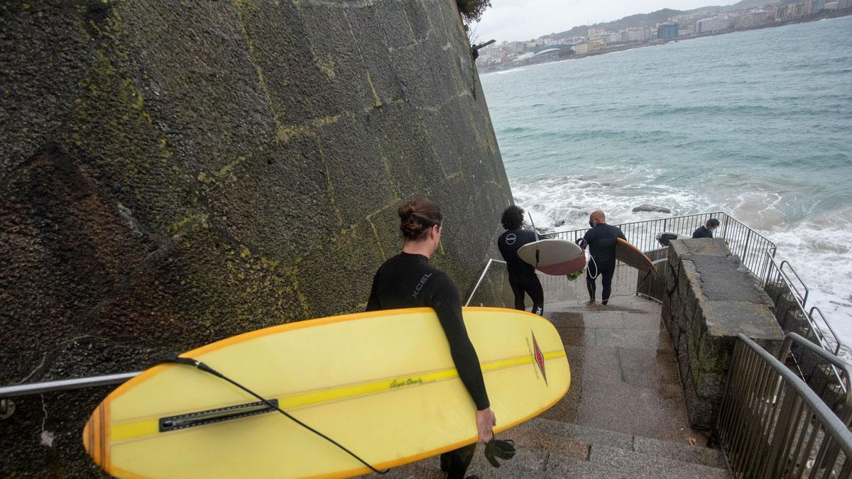 Surfistas con tabla y neopreno en el Matadero.