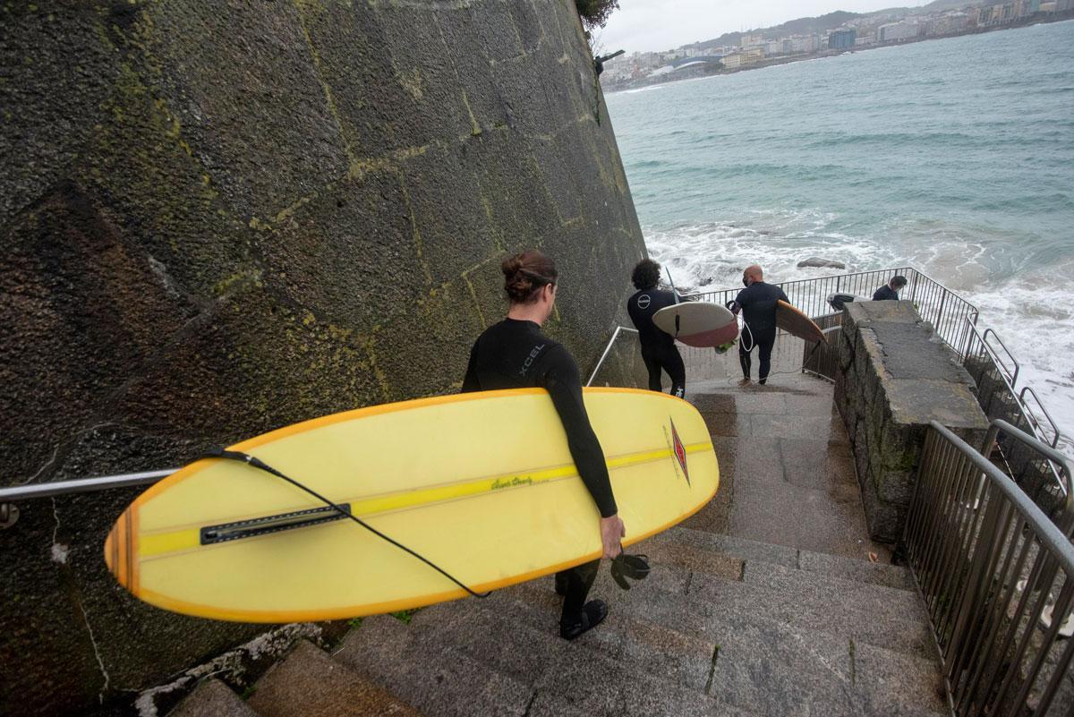 Surfistas con tabla y neopreno en el Matadero.