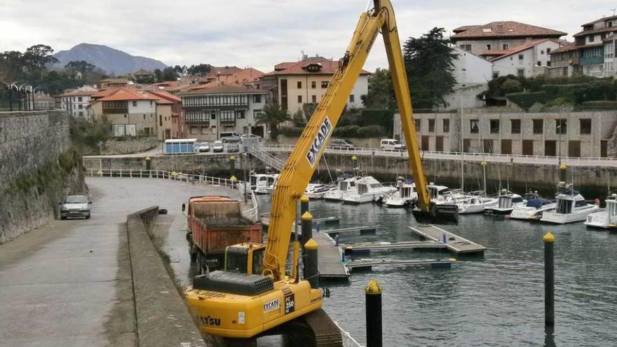 El dragado del puerto de Llanes, de nuevo en marcha