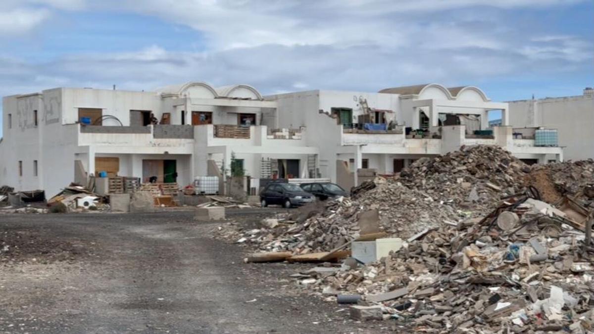 Urbanización Club del Rey con alrededor de un centenar de familias okupas en Costa Teguise (Lanzarote)