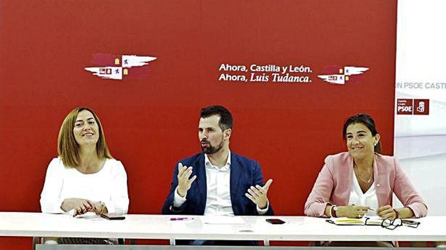 Tudanca, en el Consejo Territorial del PSOE, junto a Virginia Barcones y Ana Sánchez.