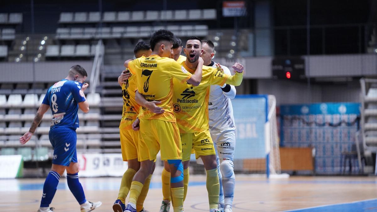 Los jugadores del Peñíscola celebran uno de los gole.s