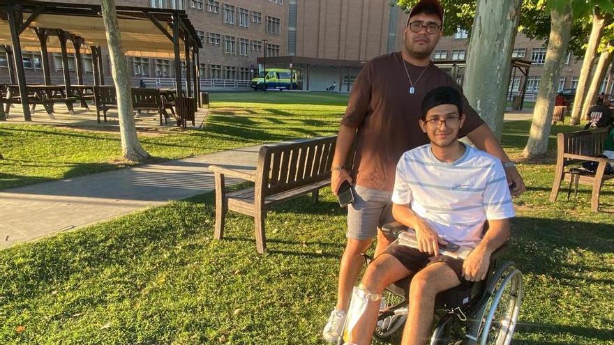 Diego en el Hospital de Parapléjicos de Toledo, donde lleva desde junio,  junto a su amigo Felipe, su único apoyo en España.