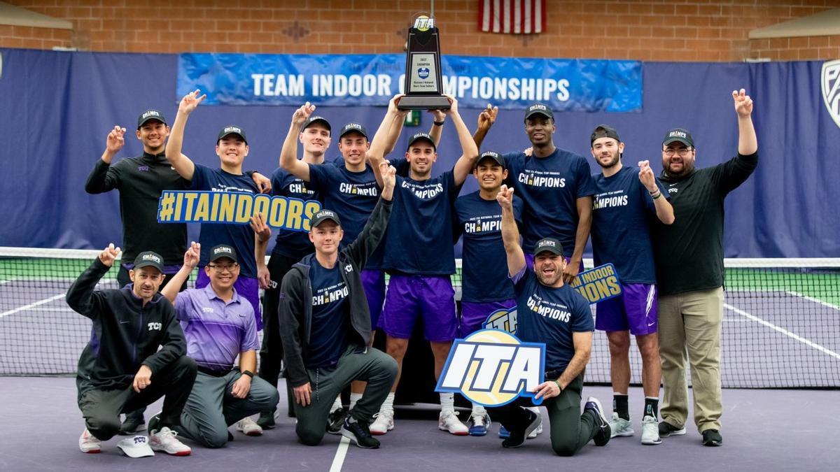 Pedro Vives, con su equipo de la Universidad Cristiana de Texas.