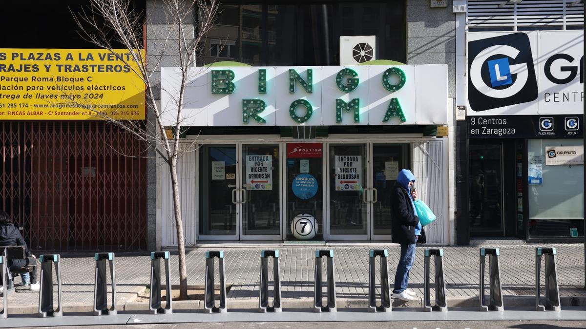 Varios encapuchados asaltaron el sábado de madrugada el Bingo Roma, en la plaza que le da nombre.