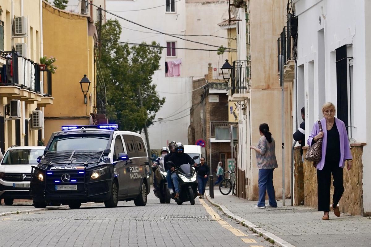 Unos 250 agentes se despliegan en la calle Trinidad en una gran operación contra clanes de la droga. Unos 250 agentes se despliegan en la calle Trinidad en una gran operación contra clanes de la droga.
