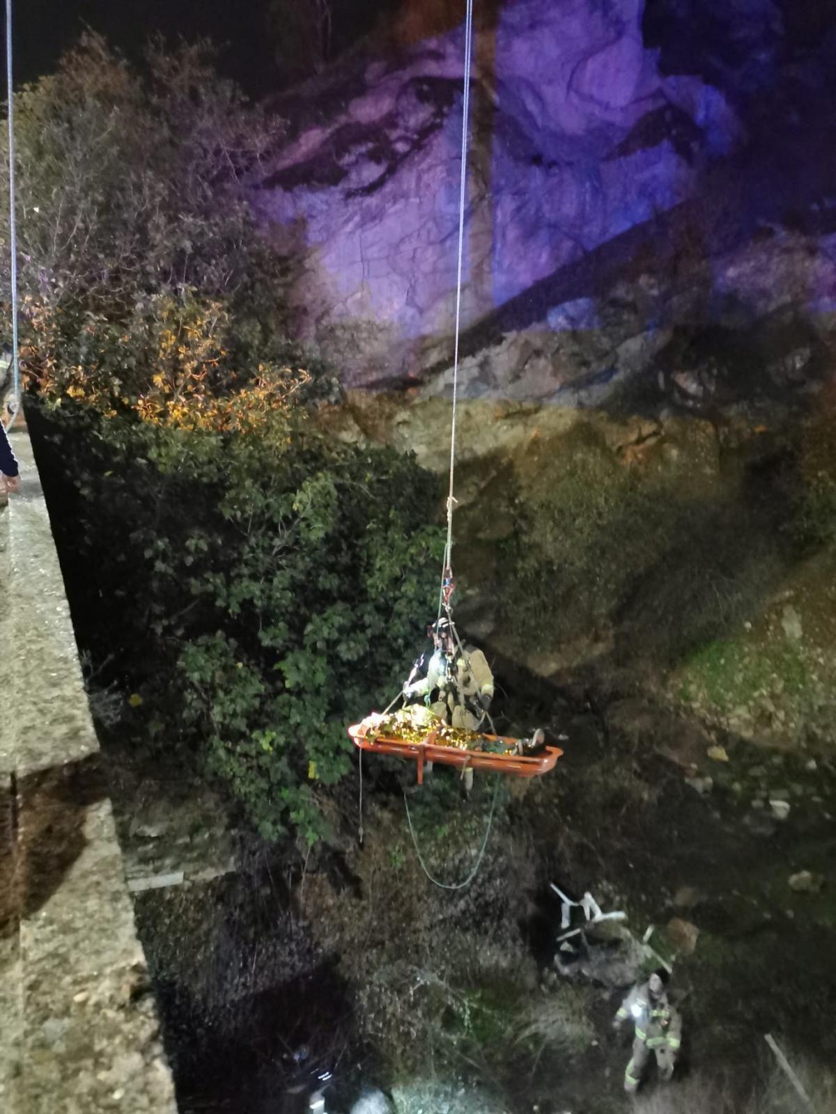 Rescatan a un joven tras rodar 40 metros por la ladera del Fuerte