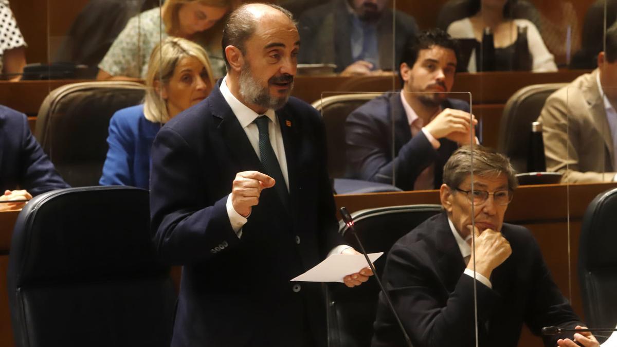 El presidente de Aragón, Javier Lambán, responde a las preguntas de los grupos parlamentarios, este viernes en el pleno.