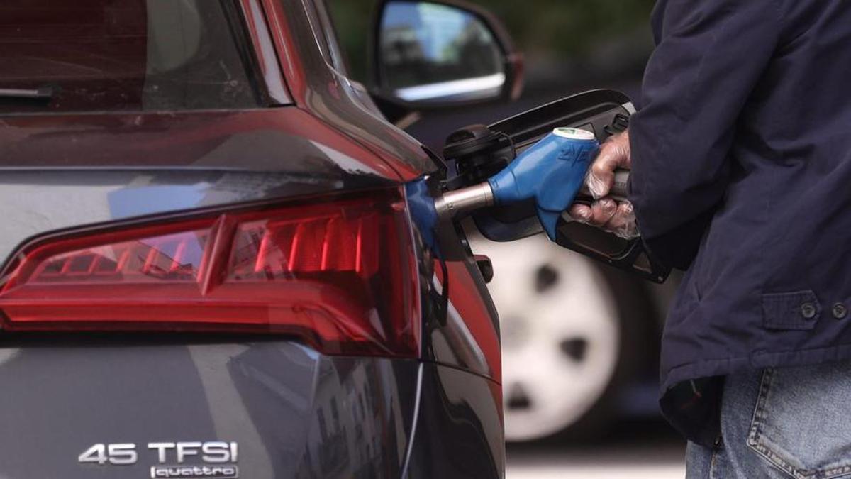 Un hombre inyecta carburante a su coche.