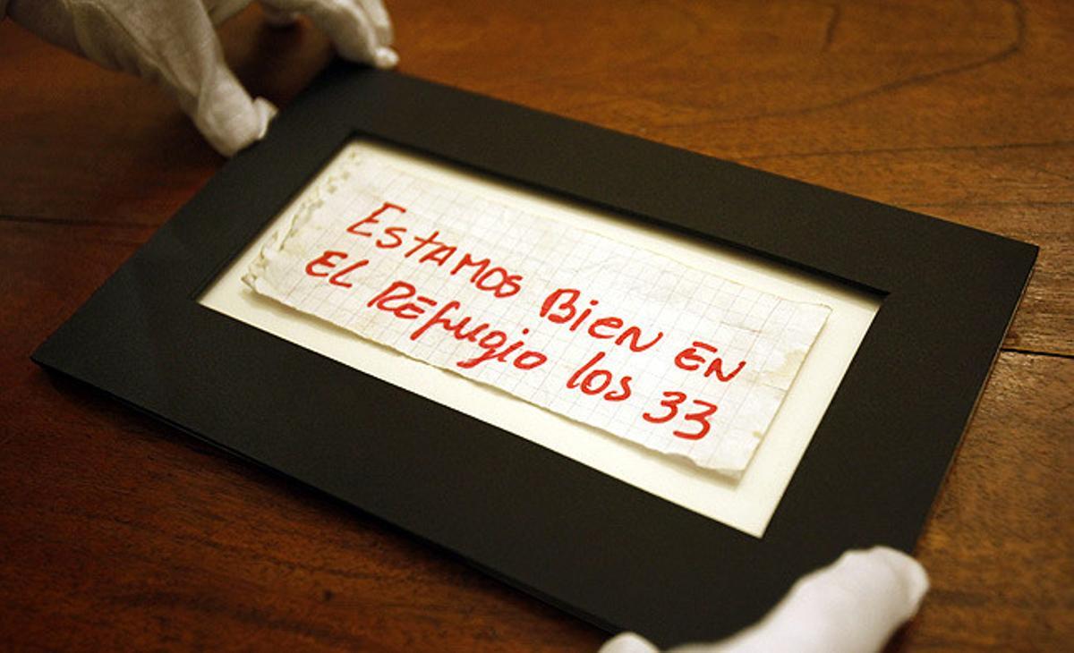 Nota original que els 33 miners d’Atacama van enviar a l’exterior després de ser localitzats pels equips de rescat. El document es guarda a partir d’ara al Museu Regional d’Atacama a Copiapó, Xile.