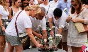 Tensión en el homenaje a las víctimas del 17-A.