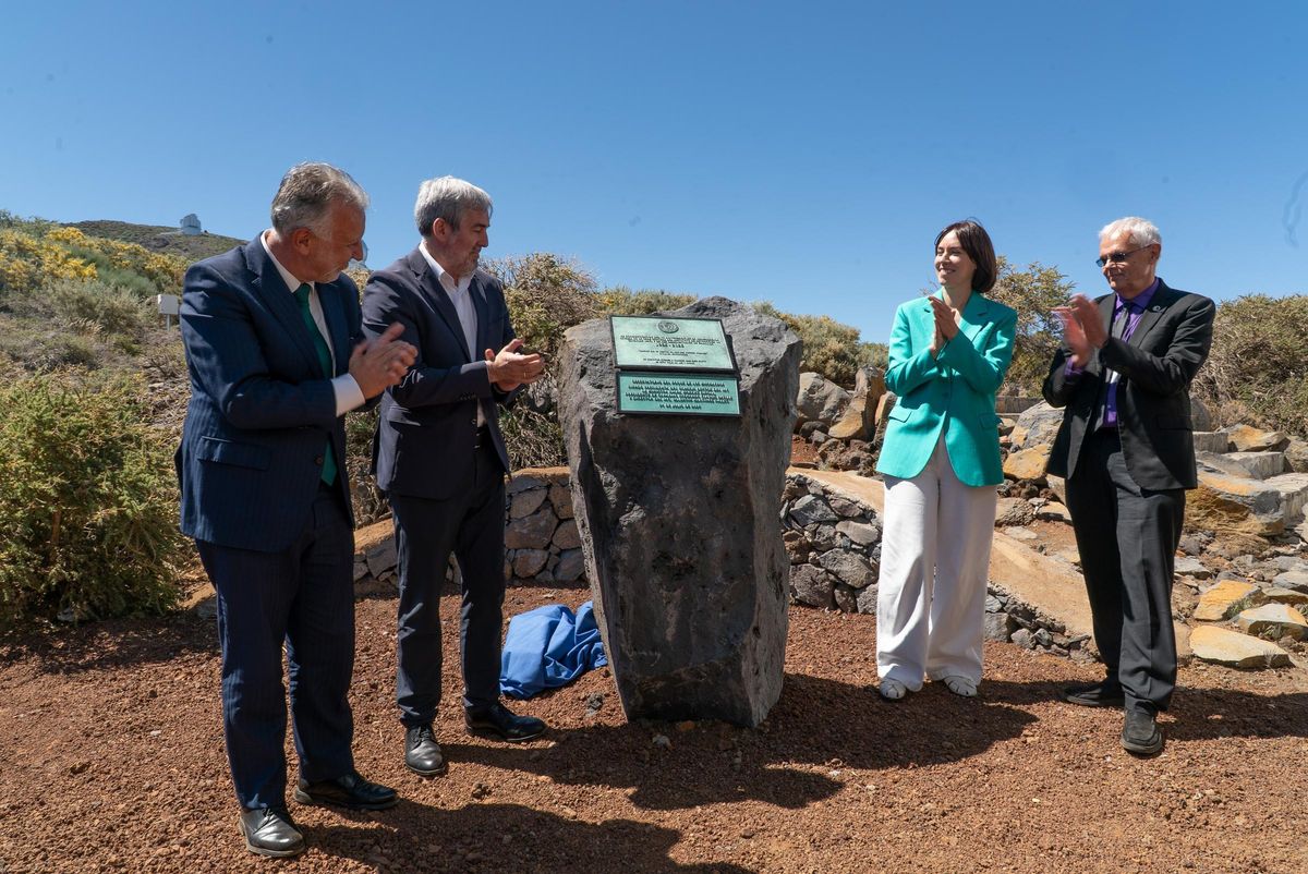Las autoridades descubren una placa conmemorativa por el cuarenta aniversario del IAC.