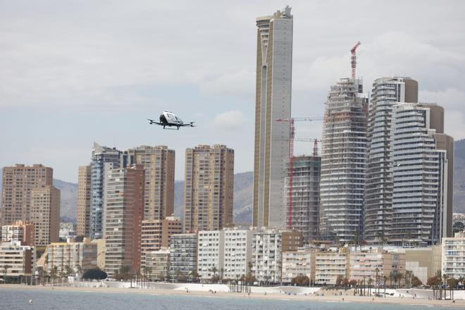 Un aerotaxi surca Benidorm en su primera demostración en Europa