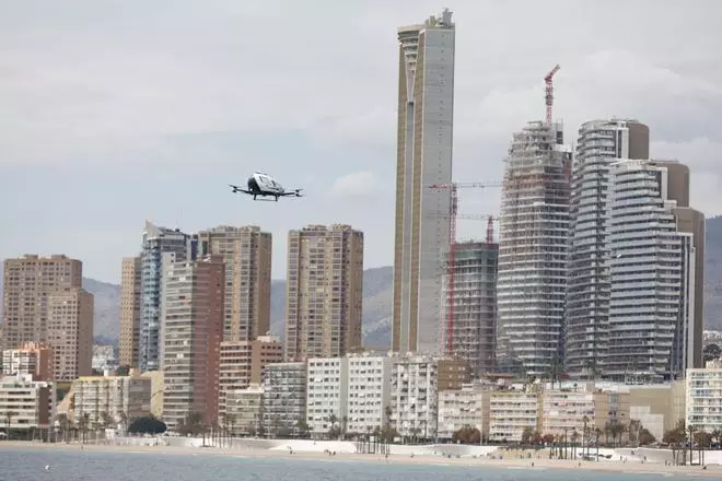 Un aerotaxi surca Benidorm en su primera demostración en Europa
