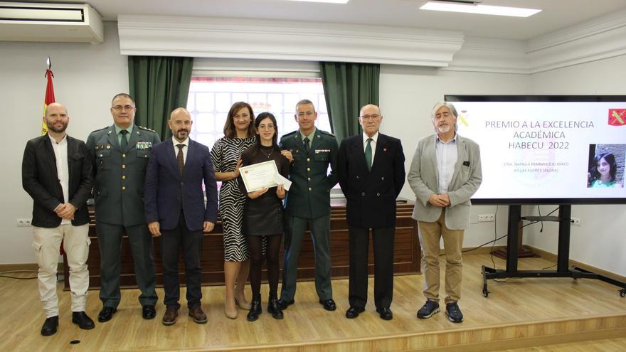 Habecu premia la excelencia académica de una alumna del instituto aloreño de Las Flores