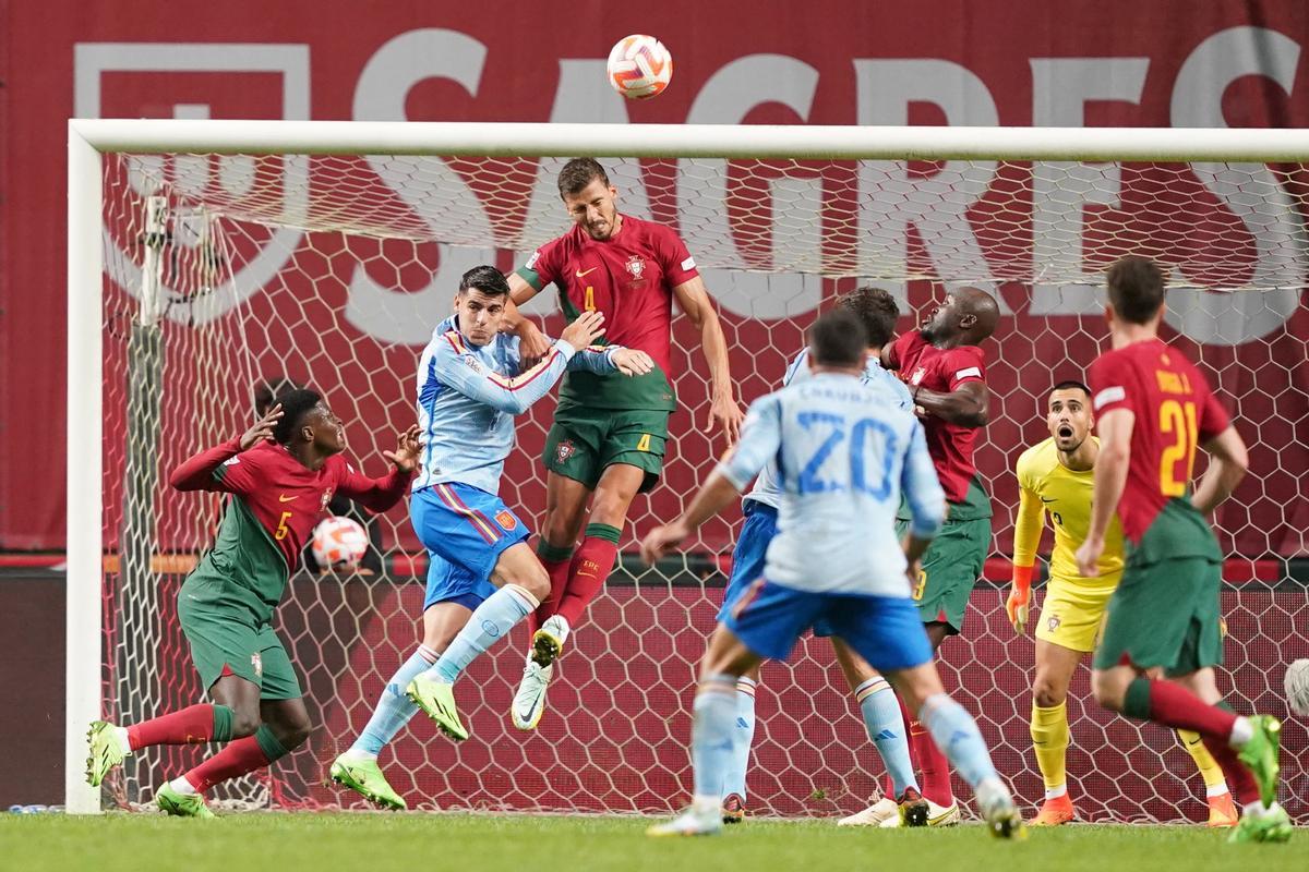 Braga (Portugal), 27/09/2022.- Portugal player Ruben Dias (C) in action against Spain player Alvaro Morata (2-L) during the UEFA Nations League soccer match between Portugal and Spain at the Municipal stadium in Braga, Portugal, 27 September 2022. (España) EFE/EPA/HUGO DELGADO