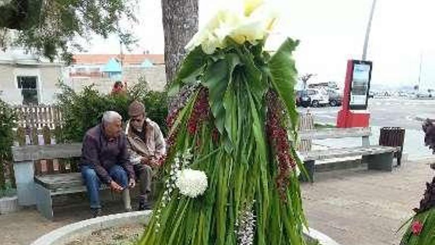 Una composición floral con personajes de FARO, primer premio en O Grove