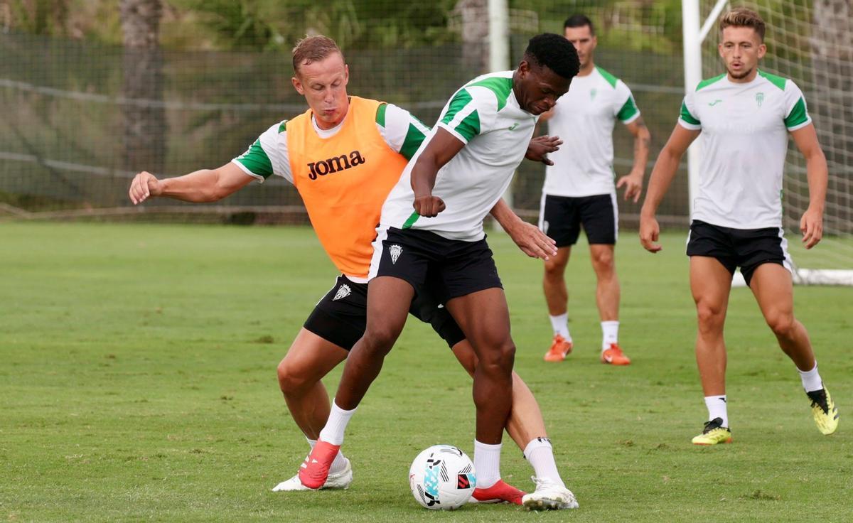 Ntji controla el balón en un entrenamiento del Córdoba CF.
