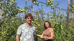 Joan Bosch i Cristina Tersa, fundadors de Biobosch Organics, a la seva finca de pomeres de Sant Pere Pescador (Alt Empordà).