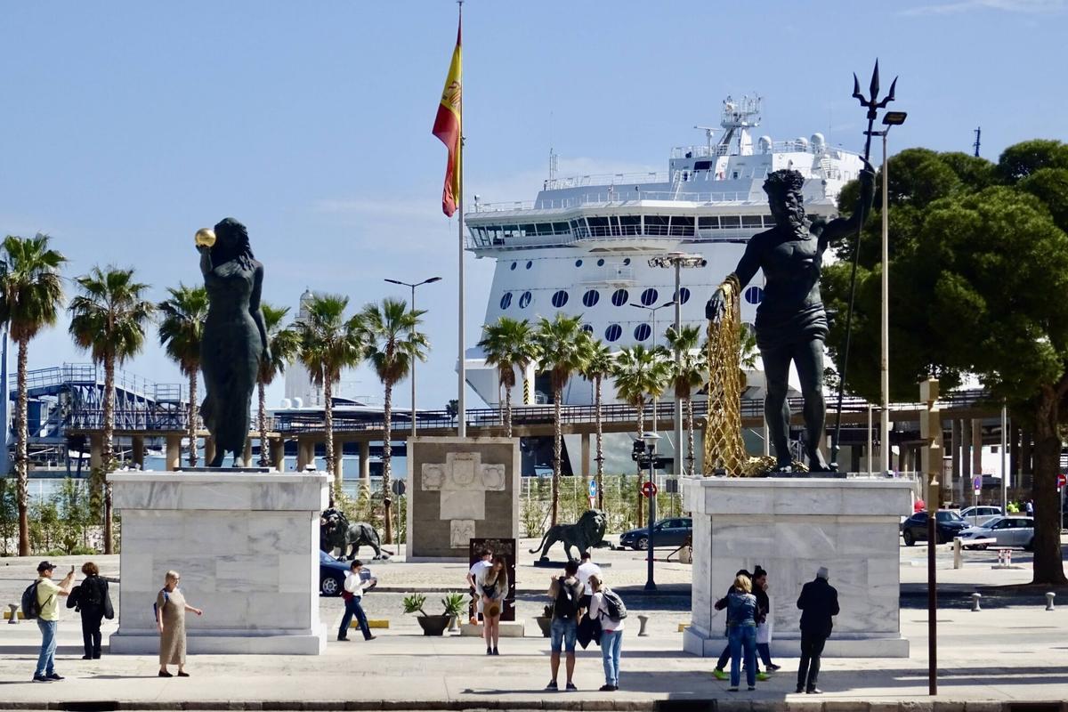 Las estatuas de Venus y Neptuno, en el acceso al Puerto por la plaza de la Marina