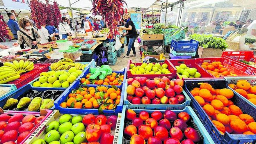 El mercado de fruta es una mezcla de colores y sabores.