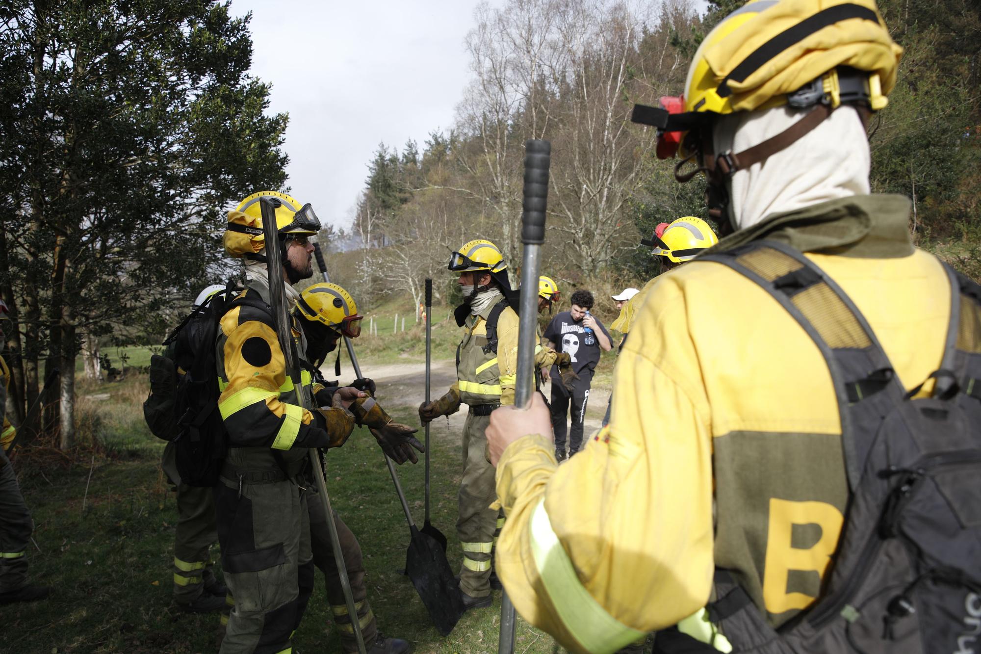 La lucha contra el fuego en el incendio entre Nava y Piloña