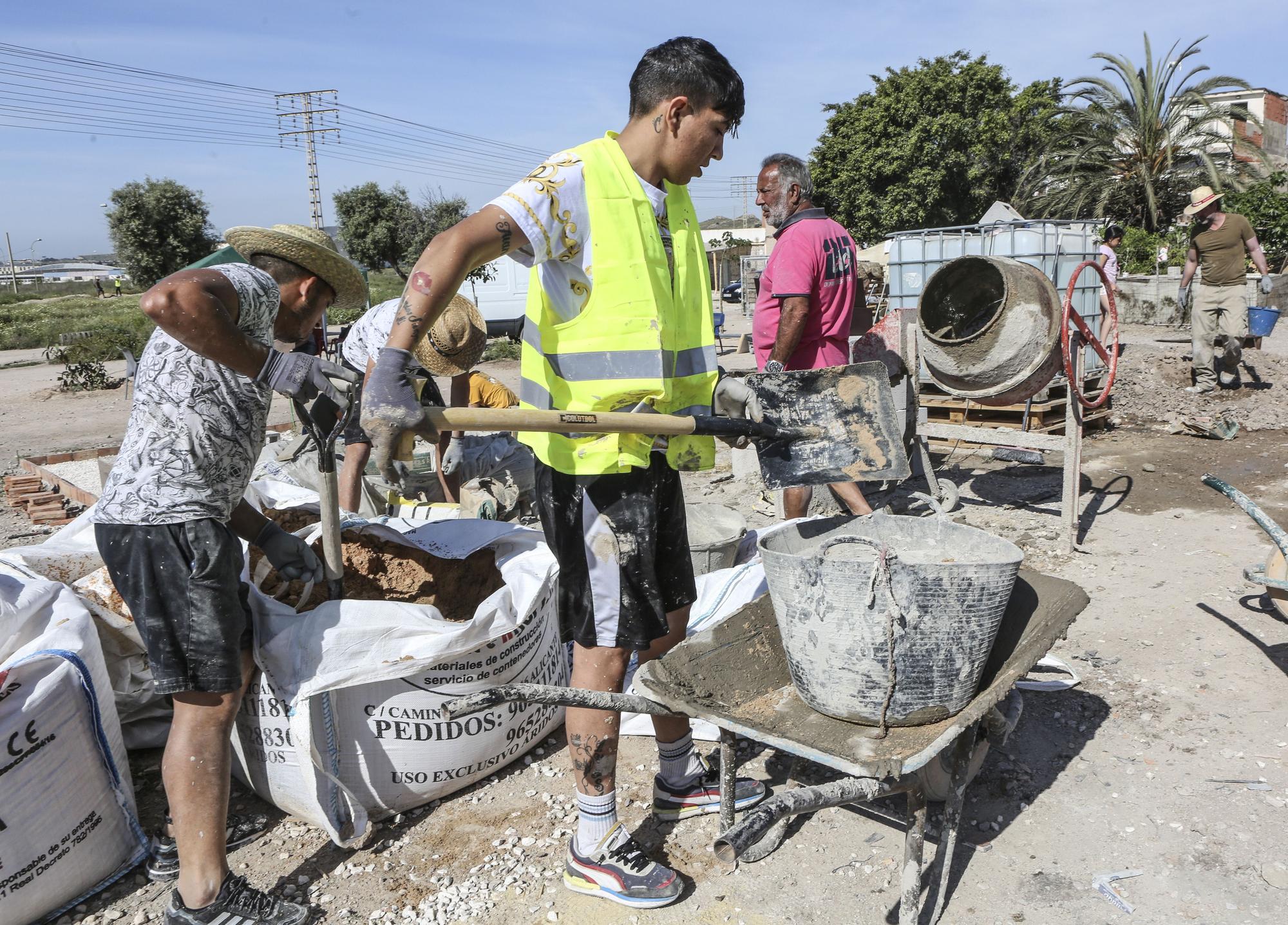 Los vecinos rehabilitan el barrio del Cementerio