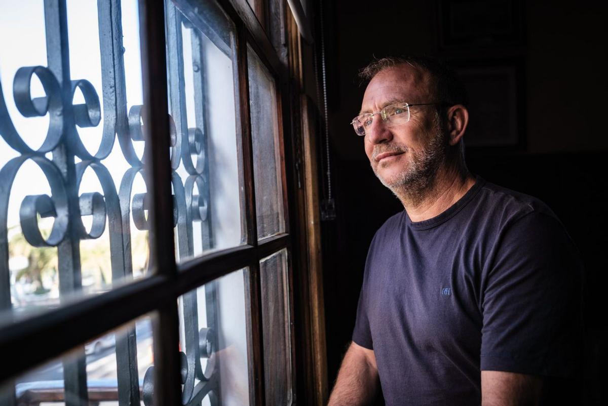 Sergio Rodríguez (CC), alcalde de El Paso, mira a través de la ventana de su despacho | | ANDRÉS GUTIÉRREZ