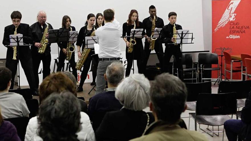 El &quot;Ensemble de Saxofones&quot;, durante su recital del lunes en el Club LA NUEVA ESPAÑA.