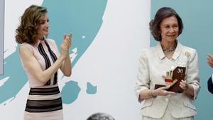 La reina Letizia aplaude a la reina Sofía en el 30 aniversario de la Fundación de Ayuda a la Drogadicción.
