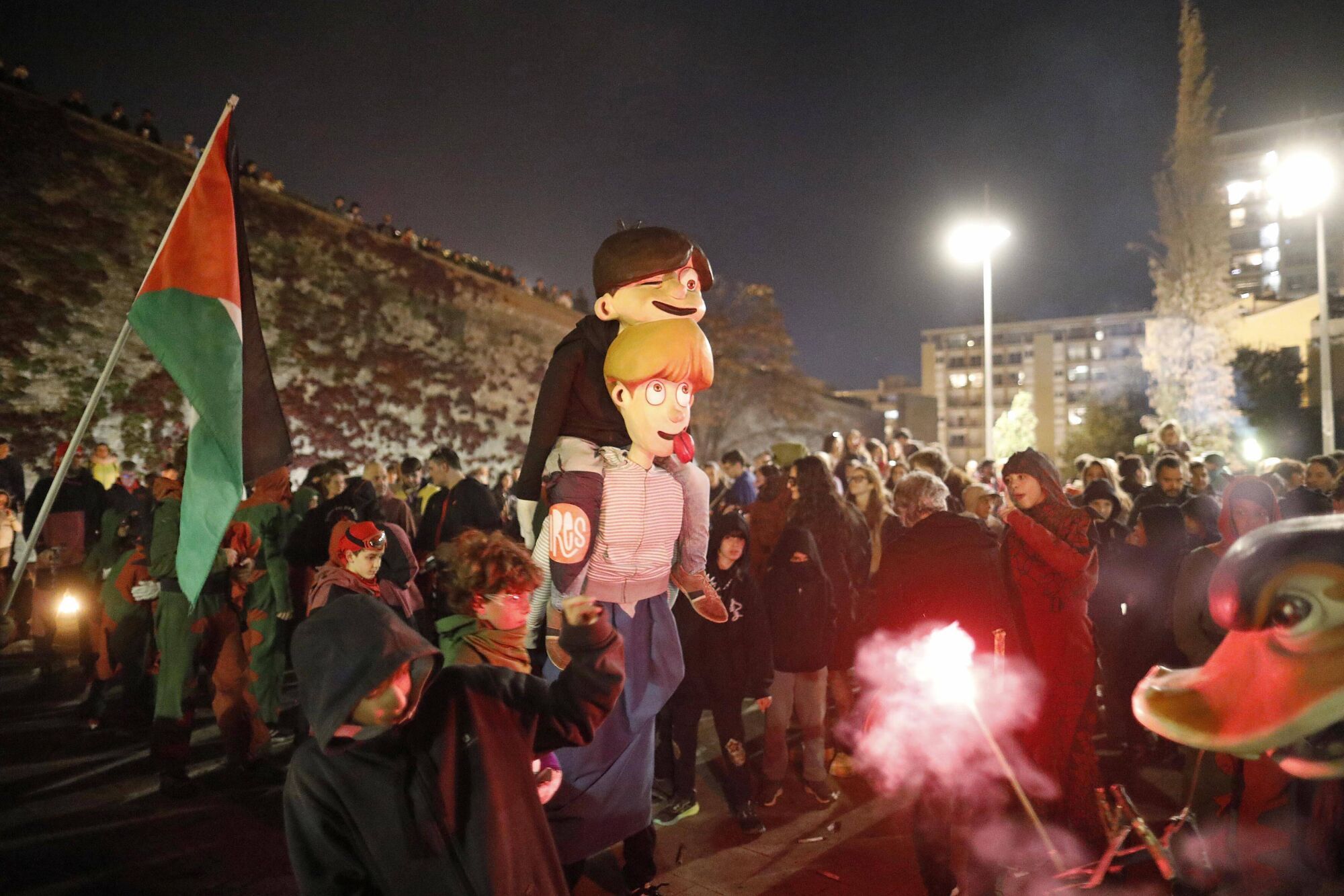 Girona. Plaça de Jacint Verdaguer. Cercavila La negra nit 2025.