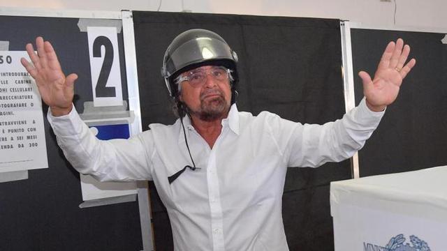 Beppe Grillo acude a votar en las municipales.