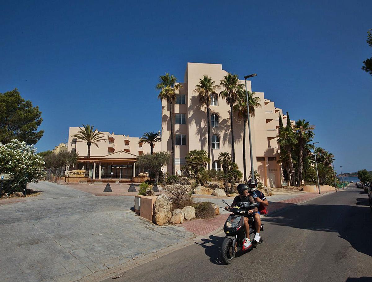 Los apartamentos Rosamar albergarán a contagiados desde mañana en Cala de Bou.